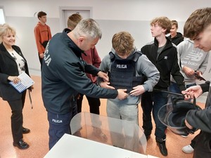 uczestnicy festiwalu techniki i nauki przy policyjnym stoisku
