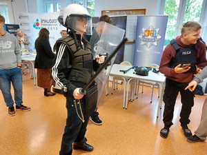 uczestnicy festiwalu techniki i nauki przy policyjnym stoisku