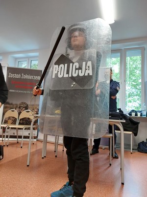 uczestnik festiwalu techniki i nauki przy policyjnym stoisku