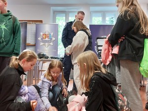 uczestnicy festiwalu techniki i nauki przy policyjnym stoisku