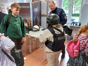 uczestnicy festiwalu techniki i nauki przy policyjnym stoisku