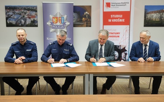 policjanci i władze uczelni podpisujący dokument o współpracy