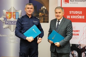 Komendant Miejski Policji oraz rektor uczelni po podpisaniu dokumentu o współpracy