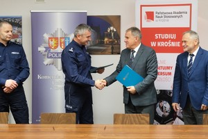 Sygnatariusze po podpisaniu dokumentu o współpracy