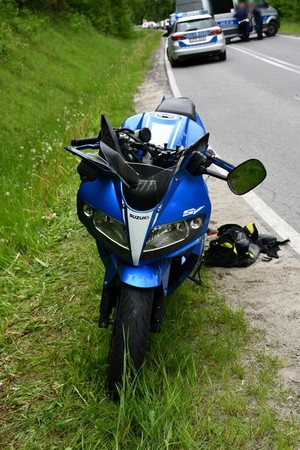 Uszkodzenia powypadkowe motocykla, w tle policyjne radiowozy