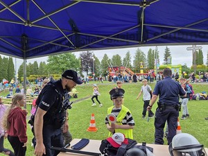 Stoisko profilaktyczne podczas obchodów Dnia Dziecka w Miejscu Piastowym. Na zdjęciu policjanci oraz uczestnicy festynu