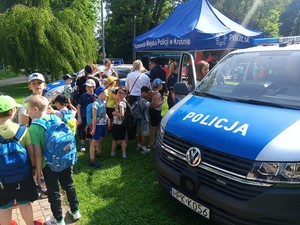 policjanci z dziećmi podczas pikniku edukacyjnego w Krosnie