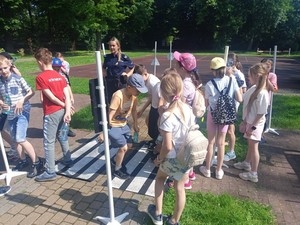 policjanci z dziećmi podczas pikniku edukacyjnego w Krosnie