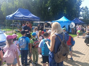 policjanci z dziećmi podczas pikniku edukacyjnego w Krosnie