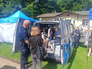policjanci z dziećmi podczas pikniku edukacyjnego w Krosnie
