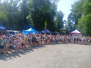 policjanci z dziećmi podczas pikniku edukacyjnego w Krosnie