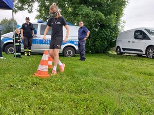 uczestnicy pikniku charytatywnego podczas zajęć zorganizowanych w policyjnej strefie profilaktyki