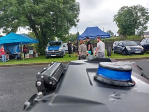 uczestnicy pikniku charytatywnego podczas zajęć zorganizowanych w policyjnej strefie profilaktyki