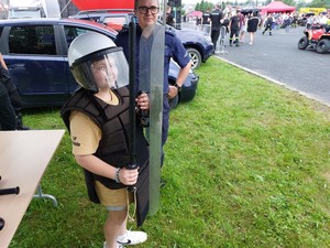 uczestnicy pikniku charytatywnego podczas zajęć zorganizowanych w policyjnej strefie profilaktyki