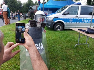 uczestnicy pikniku charytatywnego podczas zajęć zorganizowanych w policyjnej strefie profilaktyki