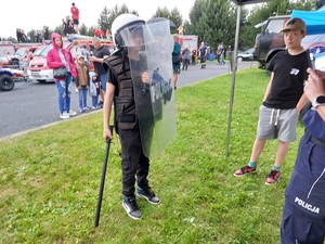 uczestnicy pikniku charytatywnego podczas zajęć zorganizowanych w policyjnej strefie profilaktyki