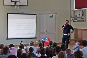 policjant podczas spotkania profilaktycznego z dziećmi