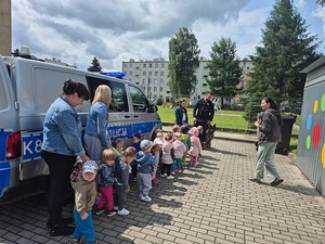dzieci podczas spotkania z policjantem