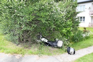 uszkodzenia powypadkowe znajdującego się w przydrożnych zaroślach motocykla