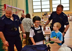 policjanci podczas prezentacji wyposażenia służbowego w czasie trwania festynu integracyjnego