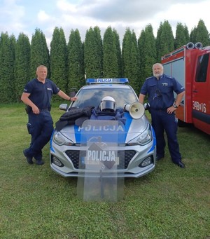 policjanci podczas prezentacji wyposażenia służbowego w czasie trwania festynu integracyjnego