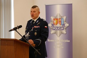 uczestnicy uroczystej zbiórki z okazji wprowadzenia Komendanta Miejskiego Policji w Krośnie