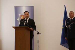uczestnicy uroczystej zbiórki z okazji wprowadzenia Komendanta Miejskiego Policji w Krośnie