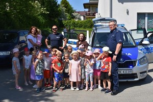przedszkolaki podczas spotkania profilaktycznego z policjantami