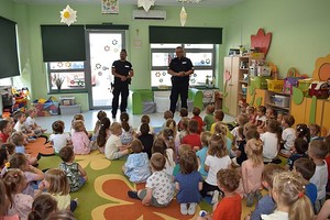 przedszkolaki podczas spotkania profilaktycznego z policjantami