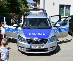 przedszkolaki podczas spotkania profilaktycznego z policjantami