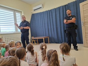 przedszkolaki podczas spotkania profilaktycznego z policjantami