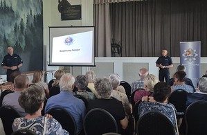 uczestnicy debaty ewaluacyjnej w Rogach