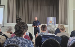 uczestnicy debaty ewaluacyjnej w Rogach