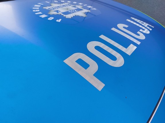 pokrywa silnika radiowozu, z napisem Policja oraz grafiką policyjnej gwiazdy