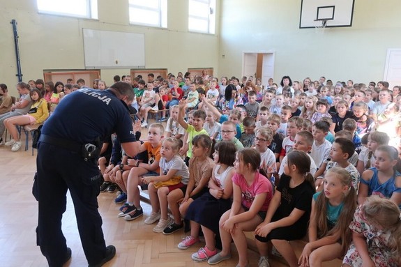 Policjanci podczas spotkań profilaktycznych z uczniami szkół gminy Jedlicze