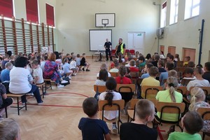 Policjanci podczas spotkań profilaktycznych z uczniami szkół gminy Jedlicze