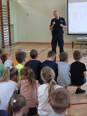 Policjanci podczas spotkań profilaktycznych z uczniami szkół gminy Jedlicze