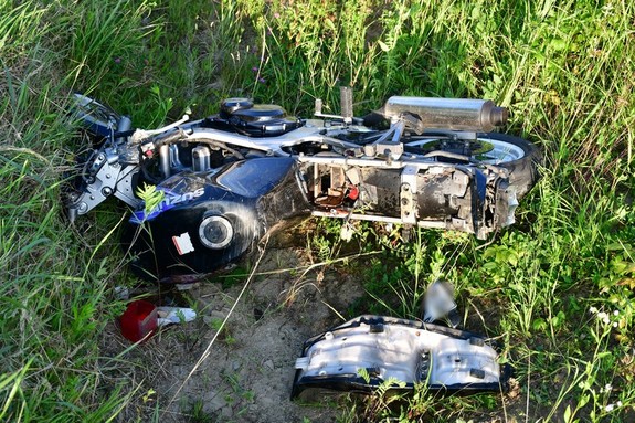 uszkodzenia powypadkowe leżącego w przydrożnym rowie motocykla