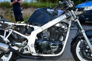 uszkodzenia powypadkowe motocykla , w tle radiowóz