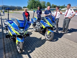 Pracownicy Wojewódzkiego Ośrodka Ruchu Drogowego w Krośnie oraz funkcjonariusze Policji z Polski i Słowacji w czasie spotkania