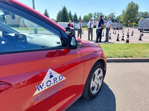 Pracownicy Wojewódzkiego Ośrodka Ruchu Drogowego w Krośnie oraz funkcjonariusze Policji z Polski i Słowacji w czasie spotkania