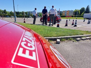 Pracownicy Wojewódzkiego Ośrodka Ruchu Drogowego w Krośnie oraz funkcjonariusze Policji z Polski i Słowacji w czasie spotkania
