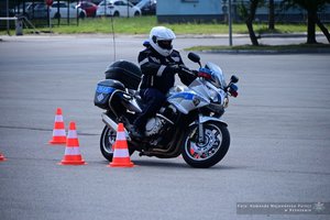 policjant na motocyklu podczas pokonywania toru przeszkód