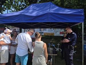 Uczestnicy pikniku rodzinnego podczas odwiedzin policyjnego stoiska