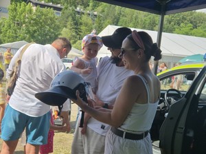 Uczestnicy pikniku rodzinnego podczas odwiedzin policyjnego stoiska