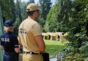 strażak i policjantka podczas kontroli obozowiska