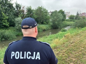 policjanci podczas monitoringu poziomu rzek