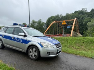 policjanci podczas monitoringu poziomu rzek
