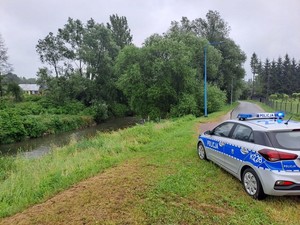 policjanci podczas monitoringu poziomu rzek