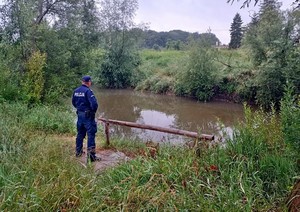 policjanci podczas monitoringu poziomu rzek
